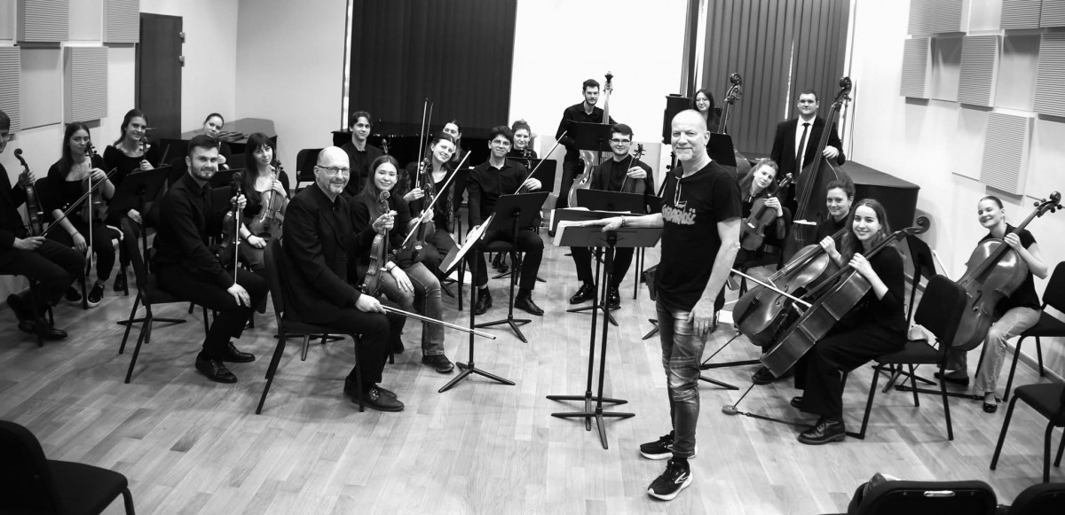 Nigel with the students at the University of Zagreb Academy of Music (Photo Peter Sheppard Skaerved)