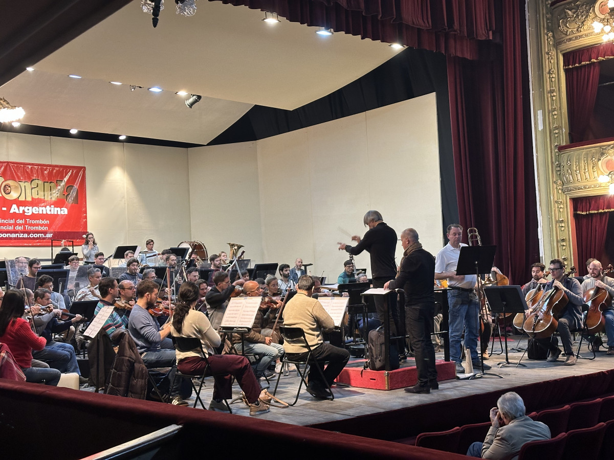Rehearsing `Outrageous Fortune' Silvio Viegas (conductor), Brett Baker (Trombone), Nigel Clarke (composer) and the Orquesta Sinfónica Provincial de Santa Fe